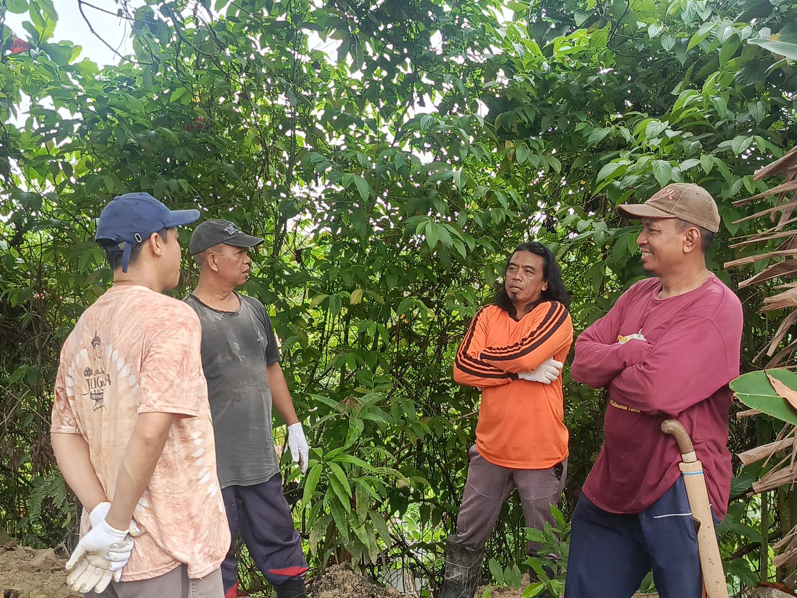 Kerja Bakti Pembersihan dan Perataan Jalan di Blok G1, Warga RT 24 Perum SKM Borneo Samarinda